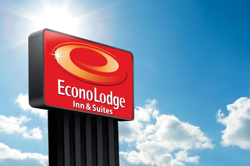 Econo Lodge Inn & Suites Escanaba Exterior photo