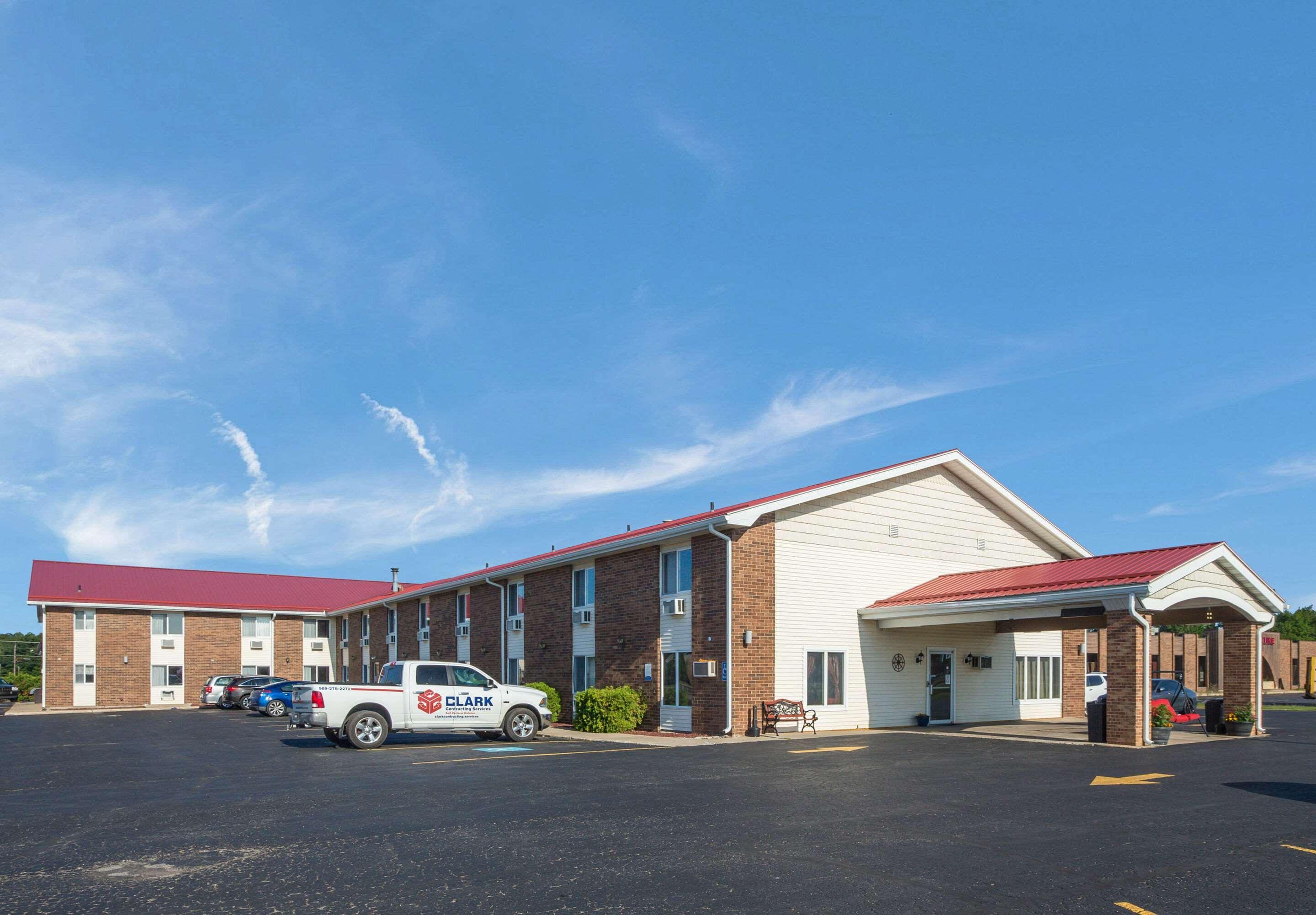 Econo Lodge Inn & Suites Escanaba Exterior photo