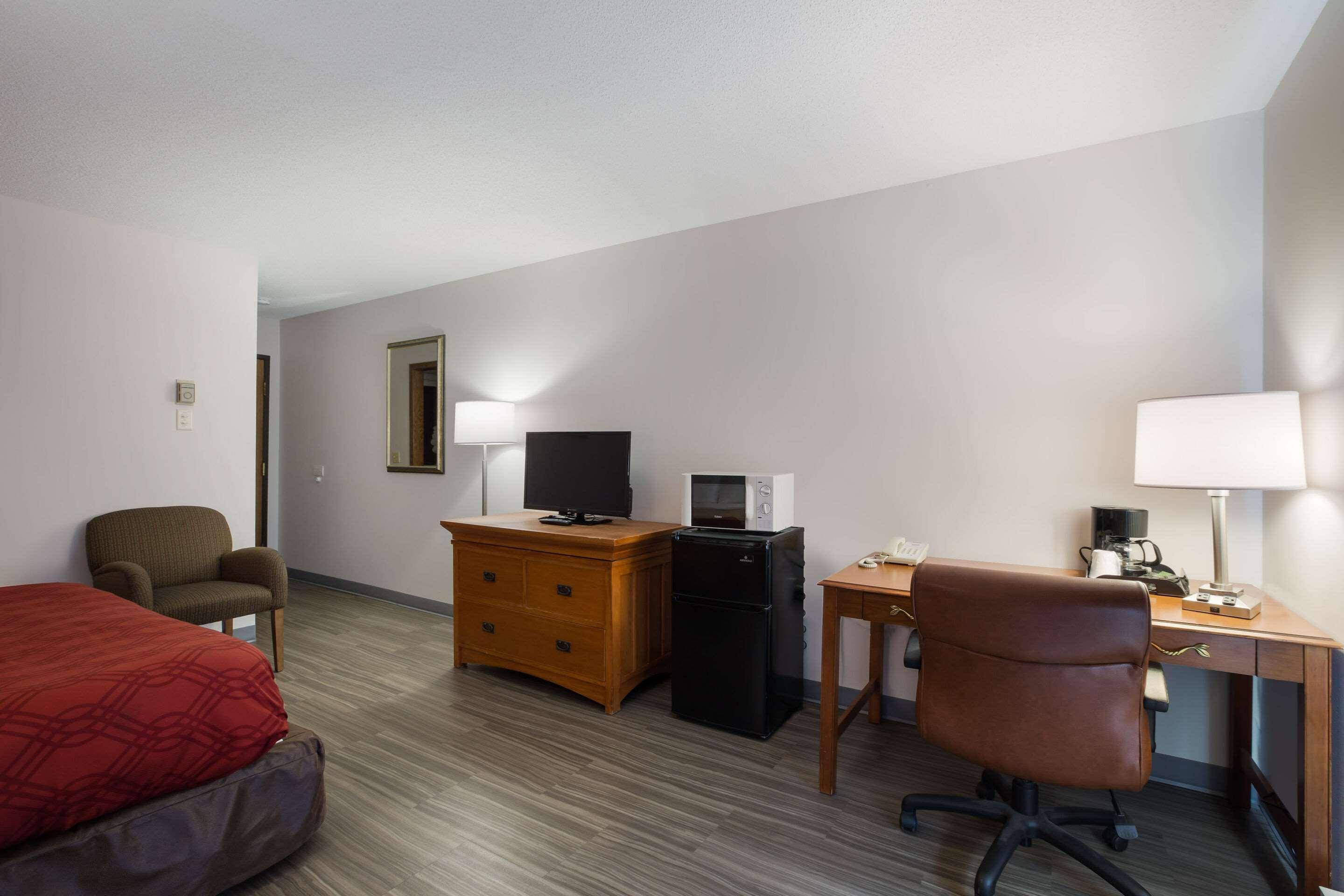Econo Lodge Inn & Suites Escanaba Exterior photo