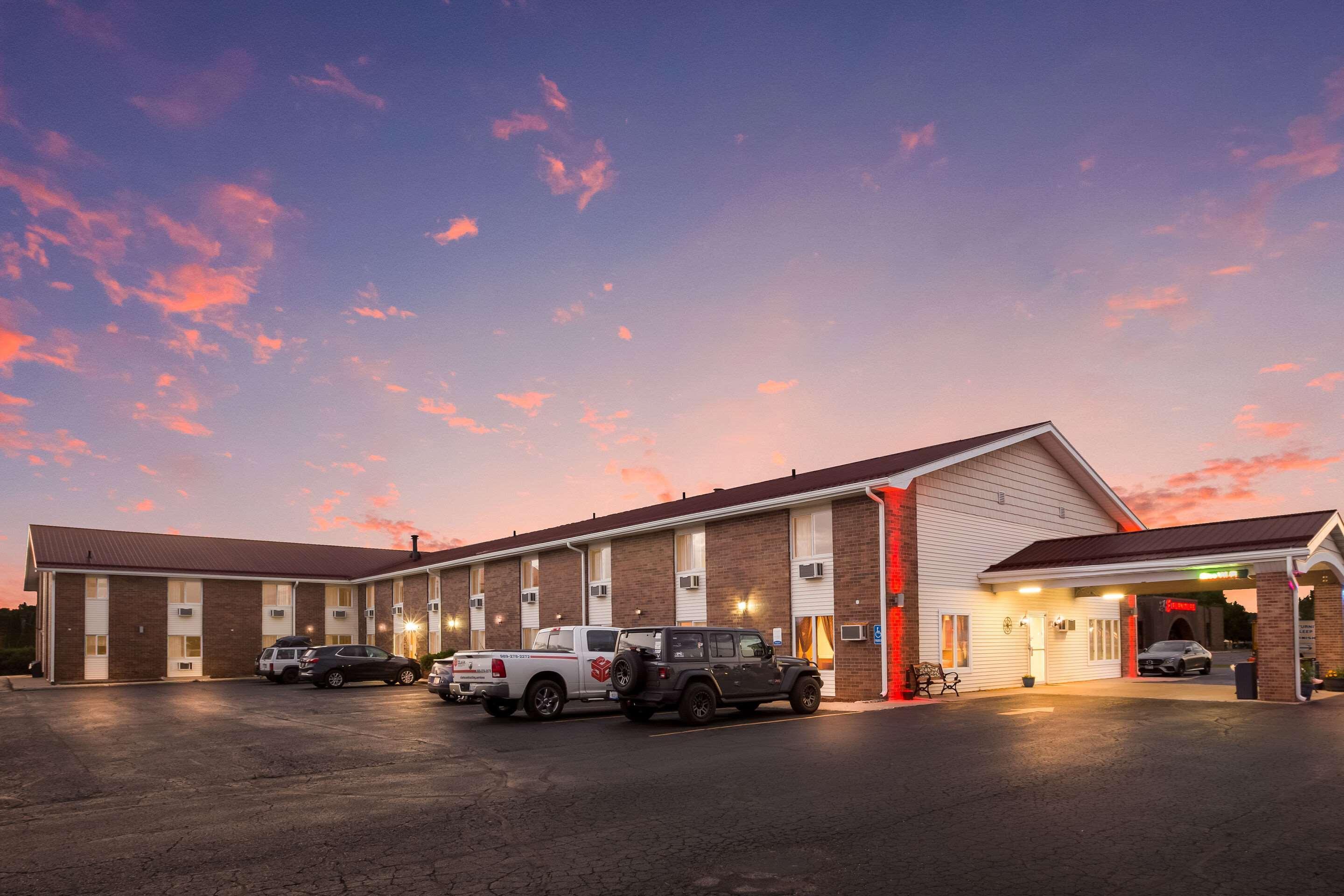 Econo Lodge Inn & Suites Escanaba Exterior photo