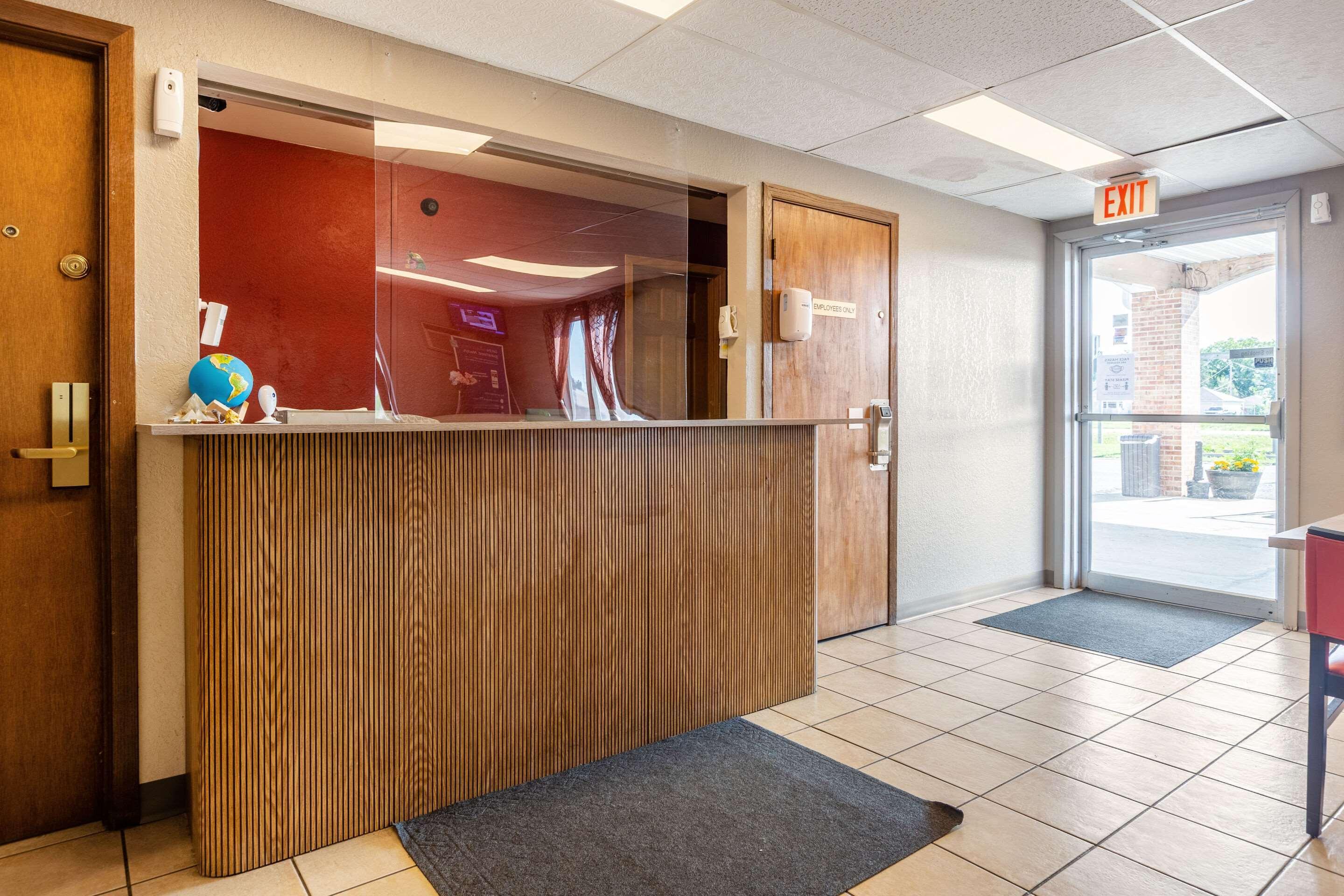 Econo Lodge Inn & Suites Escanaba Exterior photo