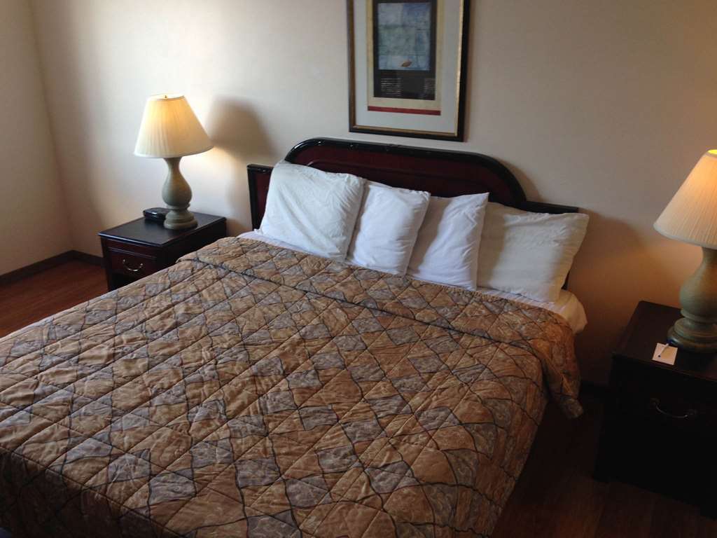 Econo Lodge Inn & Suites Escanaba Room photo