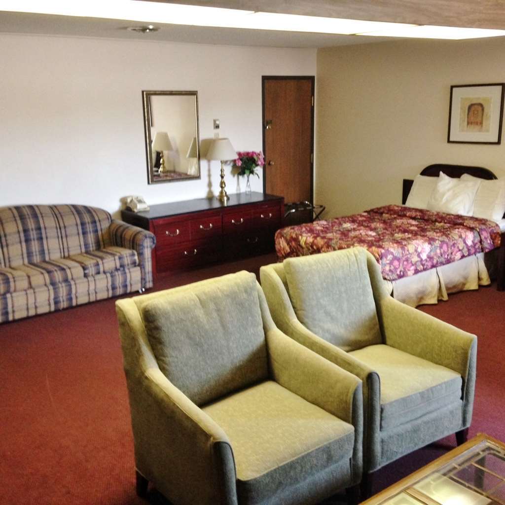 Econo Lodge Inn & Suites Escanaba Room photo